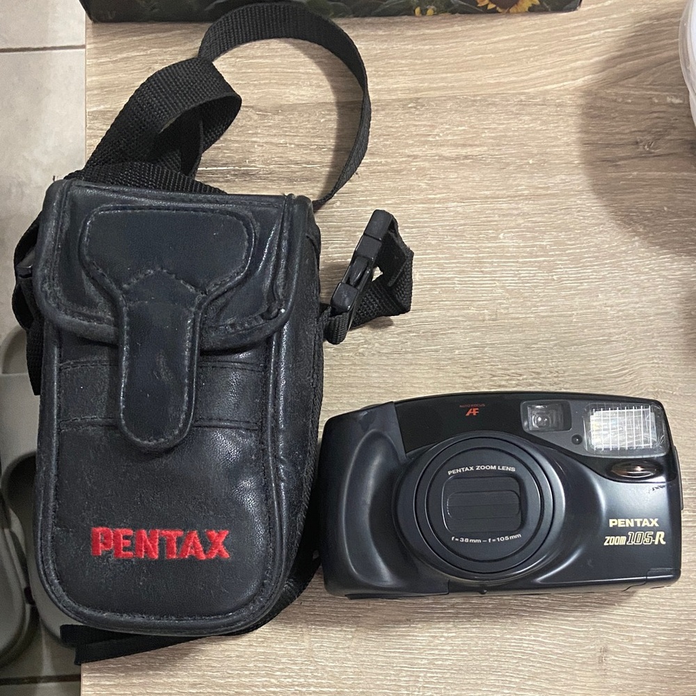 Vintage Pentax Zoom 105-R Black Digital Camera with Case